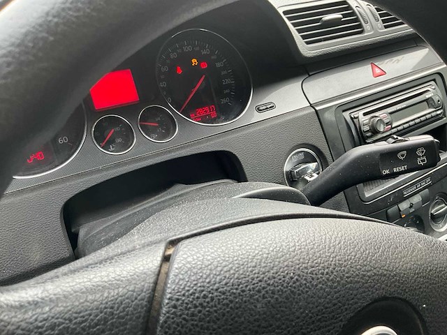 2005 volkswagen passat - afbeelding 2 van  31