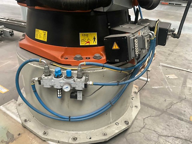 2006 kuka kr210 industriële robot met sturingskast - afbeelding 6 van  23