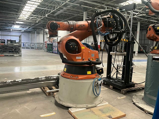 2006 kuka kr210 industriële robot met sturingskast - afbeelding 1 van  23