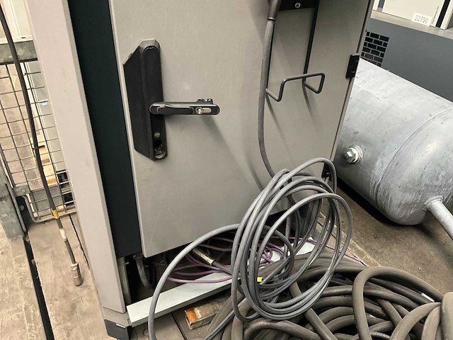 2006 kuka kr210 industriële robot met sturingskast - afbeelding 17 van  23