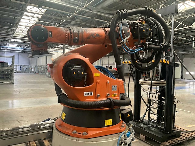 2006 kuka kr210 industriële robot met sturingskast - afbeelding 11 van  23
