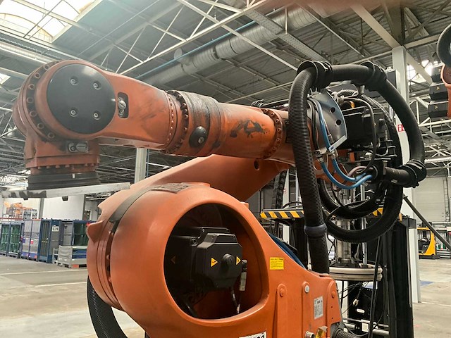 2006 kuka kr210 industriële robot met sturingskast - afbeelding 19 van  23