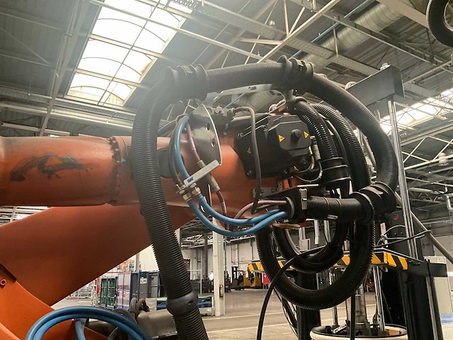2006 kuka kr210 industriële robot met sturingskast - afbeelding 21 van  23