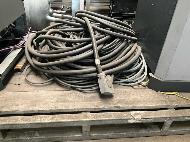 2006 kuka kr240 industriële robot met sturingskast - afbeelding 1 van  2