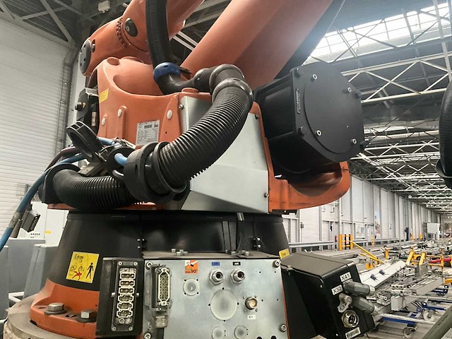 2006 kuka kr240 industriële robot met sturingskast - afbeelding 2 van  2