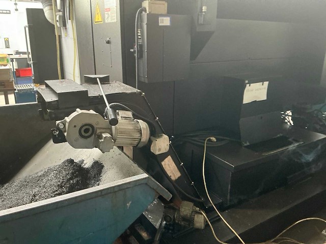 2006 mazak variaxis 500-5x ii 5-assige cnc verticaal bewerkingscentrum - afbeelding 8 van  9