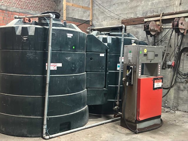 2006 petrotec rode en witte dieseltank + installatie - afbeelding 1 van  3