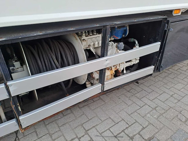 2006 scania r 470 trekker met j hvidtved larsen vacuümtankwagen - afbeelding 2 van  40