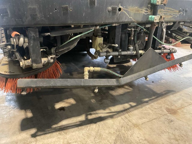 2006 scarab minor hydrostatic zelfrijdende veegmachine - afbeelding 12 van  18