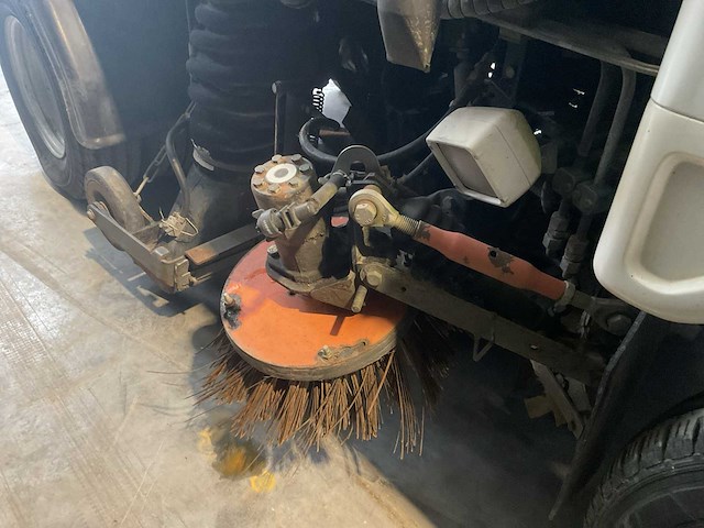 2006 scarab minor hydrostatic zelfrijdende veegmachine - afbeelding 13 van  18