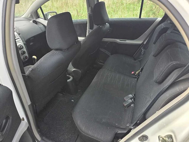 2006 toyota yaris - personenauto - afbeelding 13 van  17