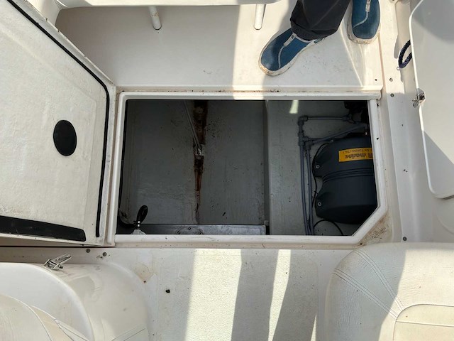 2007 cobrey 25 sc dubbelkajuitboot motorjacht met 3-assige aanhanger - afbeelding 28 van  79