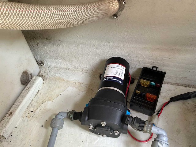 2007 cobrey 25 sc dubbelkajuitboot motorjacht met 3-assige aanhanger - afbeelding 36 van  79