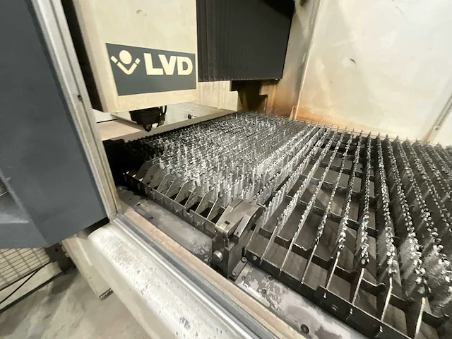 2007 lvd orion 3015 plus cnc co2-lasersnijmachine met een ge fanuc/lvd besturing - afbeelding 4 van  40