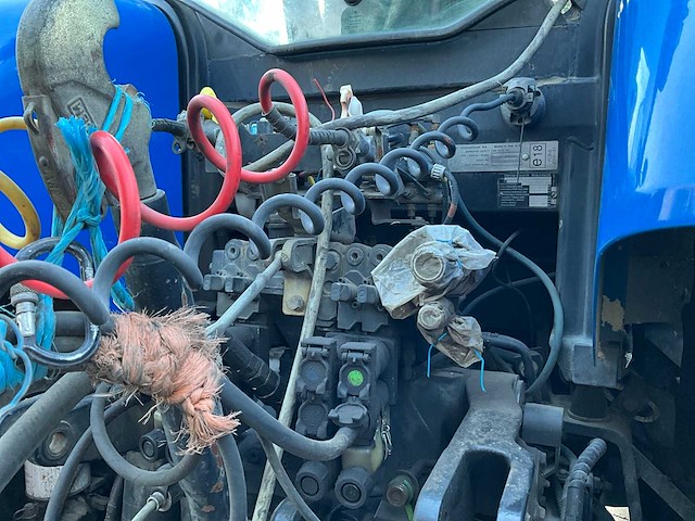 2007 new holland t7050 4wd sa vierwielaangedreven landbouwtractor - afbeelding 14 van  16