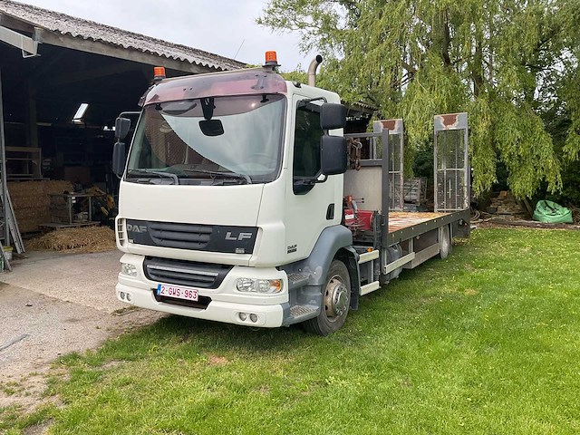 2008 daf lf55 vrachtwagen met kraanarm - afbeelding 1 van  8