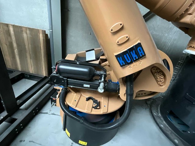2008 kuka krc industriële robot (2x) - afbeelding 11 van  12