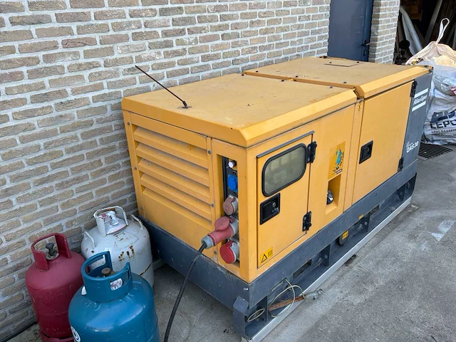 2008 potain igo 26 bouwkraan - zelfopbouwkraan met atlas copco qas 30 kds generatorset en bouwplaatsaccessoires - afbeelding 31 van  47