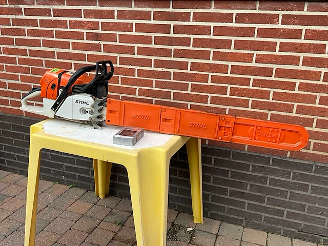 2008 stihl ms 660 motorzaag met lang zaagblad en kettingbeschermer - afbeelding 1 van  7