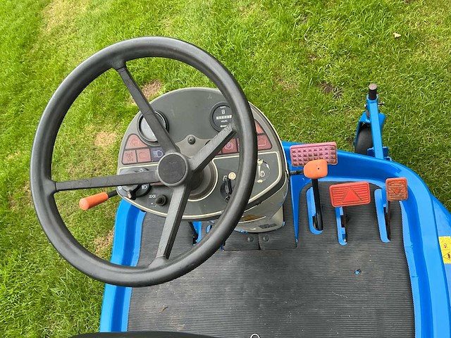 2009 iseki frontmaaier met hoogkipbak - sfh240 - afbeelding 5 van  36