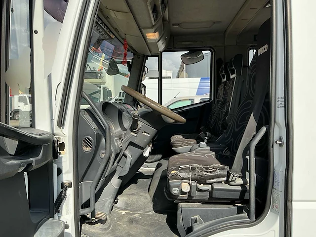 2009 iveco eurocargo 90e18 / 90e / 3.4 4x2 vrachtwagen dubbele cabine met open laadbak en materiaalkoffer - afbeelding 2 van  45