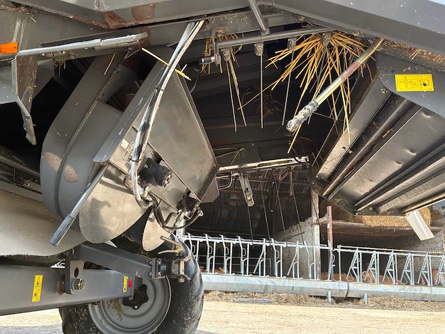 2009 massey ferguson centora 7280 al combine harvester met 25 ft snijstang, trolley en koolzaadapparatuur - afbeelding 15 van  66