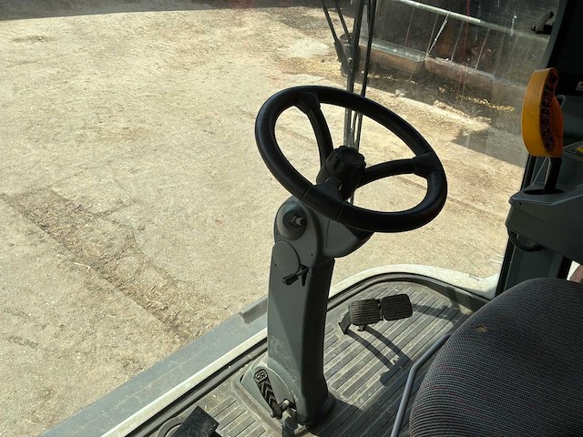 2009 massey ferguson centora 7280 al combine harvester met 25 ft snijstang, trolley en koolzaadapparatuur - afbeelding 25 van  66