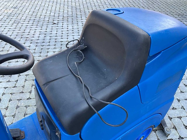 2009 nilfisk scrubber dryer scrubtec 361/366/371 zelfrijdende veegmachine - afbeelding 6 van  11