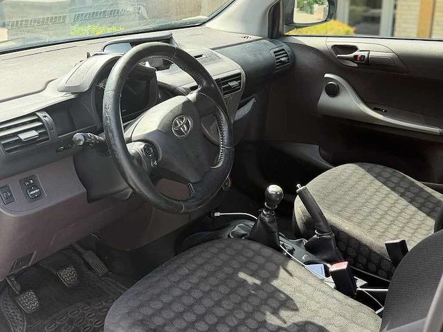 2009 toyota iq - personenauto - afbeelding 16 van  28