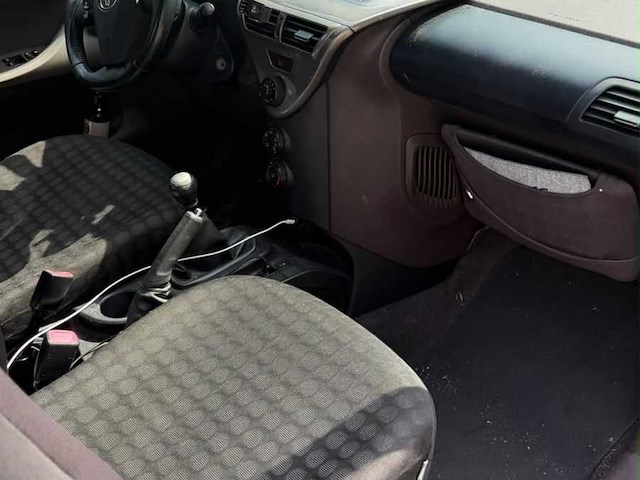 2009 toyota iq - personenauto - afbeelding 10 van  28