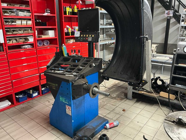 2010 hofmann geodyna 4900 banden balanceerapparaat - afbeelding 1 van  7