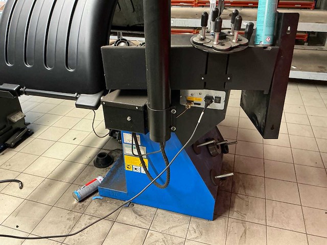 2010 hofmann geodyna 4900 banden balanceerapparaat - afbeelding 6 van  7