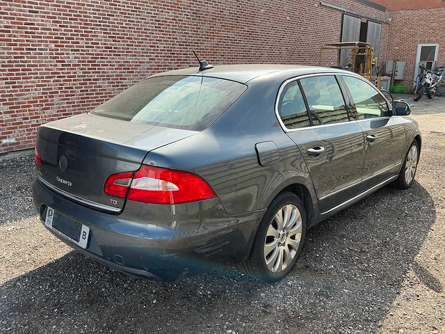 2010 skoda superb schade - personenauto - afbeelding 9 van  10