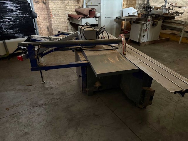 2010 tendotools tt45/3200t tendotools tt45/3200t formaatzaag / paneelzaag met roltafel en voorritser - afbeelding 4 van  5