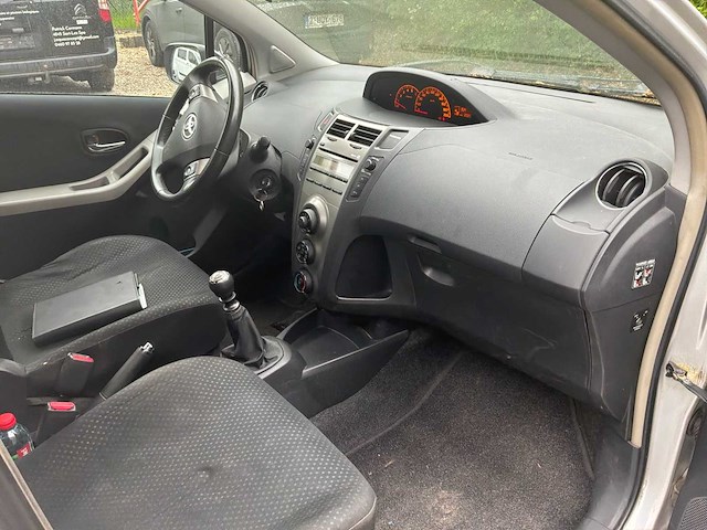 2010 toyota yaris auto - afbeelding 7 van  25