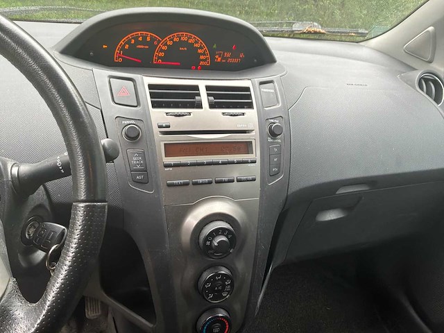 2010 toyota yaris auto - afbeelding 2 van  13
