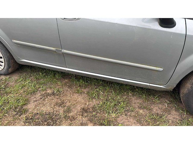 2011 fiat punto personenauto - afbeelding 32 van  33