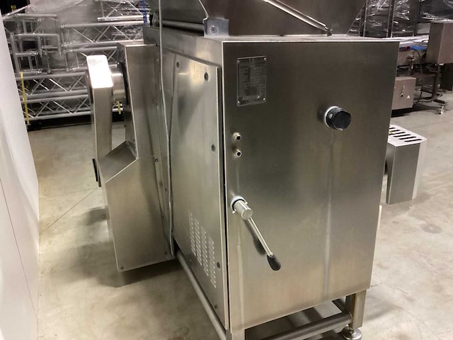 2011 k+g wetter mww e-130 met lift vleeswolf - afbeelding 7 van  8