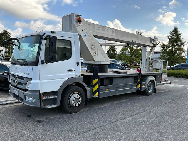 2011 mercedes-benz atego vrachtwagen met hoogwerker (na te zien) - afbeelding 1 van  19
