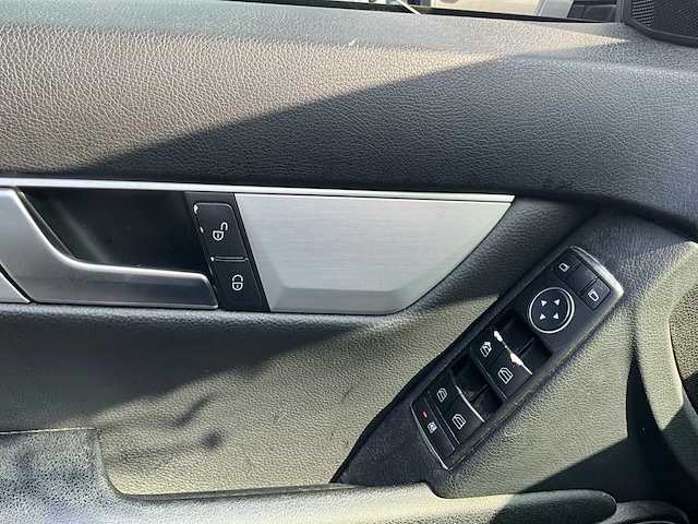 2011 mercedes c180 personenauto - afbeelding 18 van  31