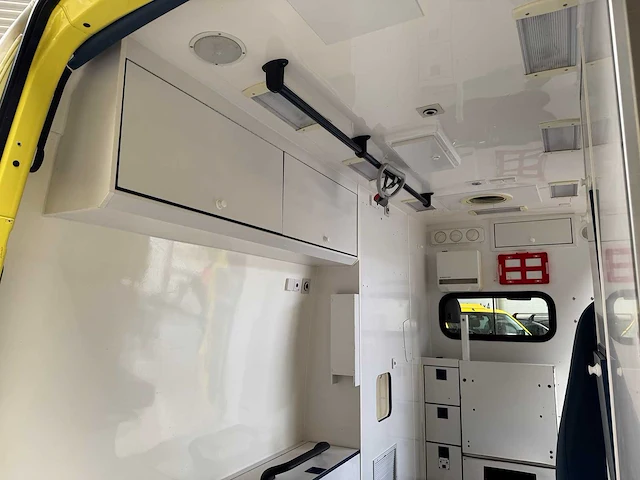 2011 mercedes sprinter ambulance - v6 diesel - automaat - afbeelding 14 van  27