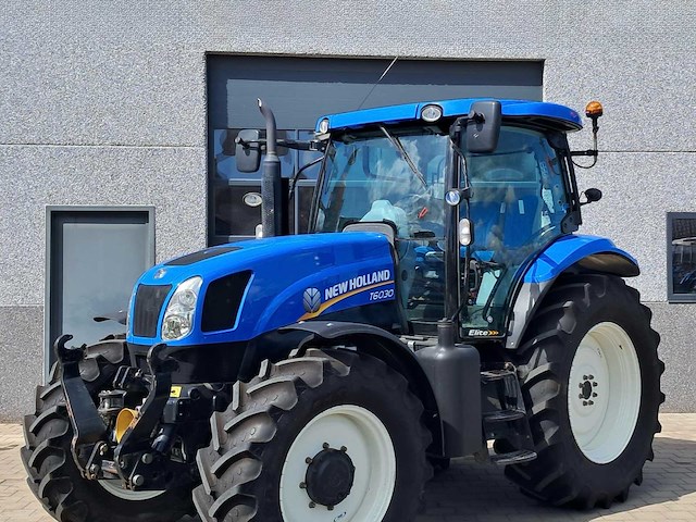 2011 new holland t6030 elite vierwielaangedreven landbouwtractor - afbeelding 1 van  9