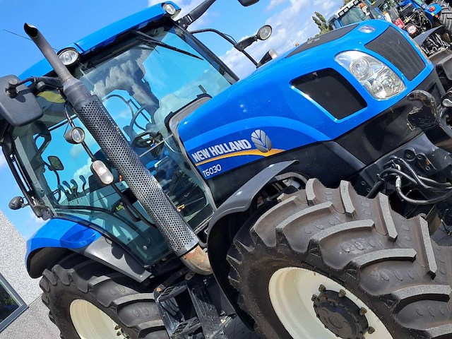 2011 new holland t6030 elite vierwielaangedreven landbouwtractor - afbeelding 2 van  9
