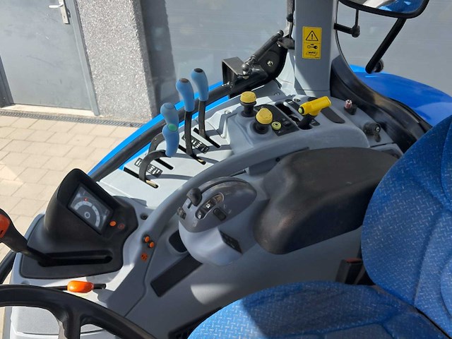 2011 new holland t6030 elite vierwielaangedreven landbouwtractor - afbeelding 5 van  9