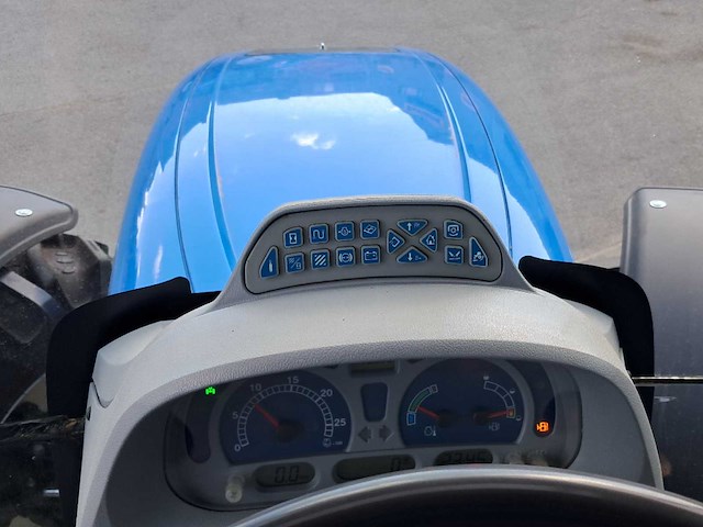 2011 new holland t6030 elite vierwielaangedreven landbouwtractor - afbeelding 7 van  9