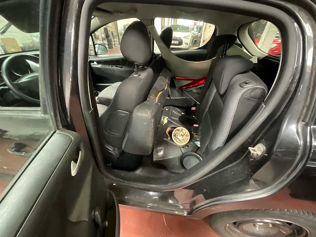 2011 peugeot 207 schadewagen voor onderdelen - afbeelding 3 van  10