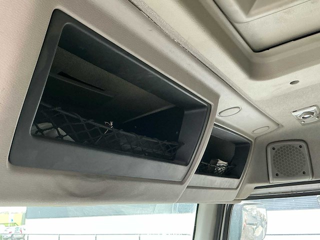 2011 renault kerax 460 tridem vrachtwagen met kraan en container - afbeelding 8 van  45