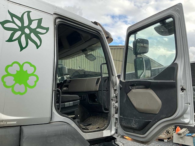 2011 renault kerax 460 tridem vrachtwagen met kraan en container - afbeelding 15 van  45