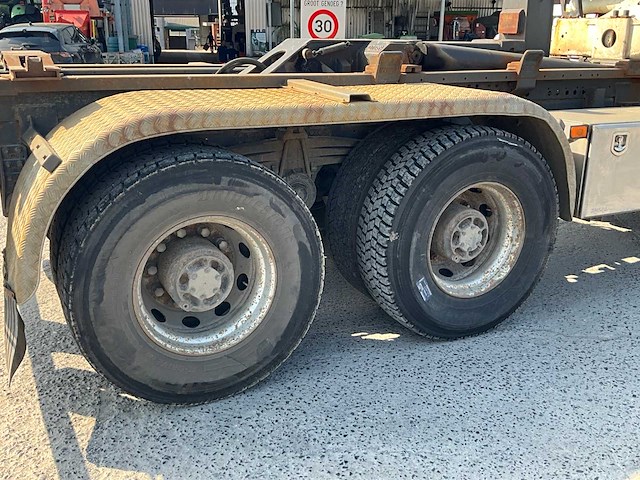 2011 volvo fm/fh 6x4r 9.0 vrachtwagen met kraan en containersysteem - afbeelding 14 van  59