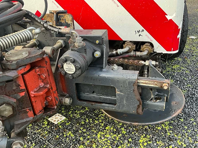 2012 aebi mfh2500 straatveegmachine - afbeelding 10 van  57